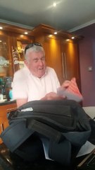 Carte de voeux surprise... Ce papy regrette de l'avoir ouverte !