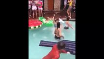 Cette fille se rend compte qu'elle a oublié un truc en rentrant dans la piscine