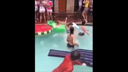 Cette fille se rend compte qu'elle a oublié un truc en rentrant dans la piscine
