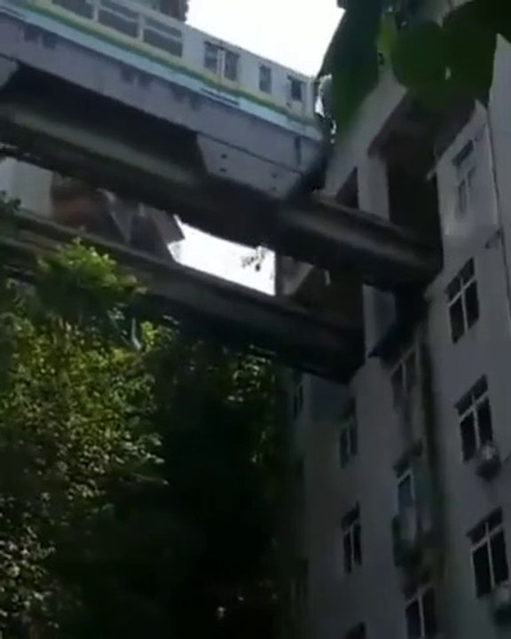 Ce métro aérien traverse un immeuble !!