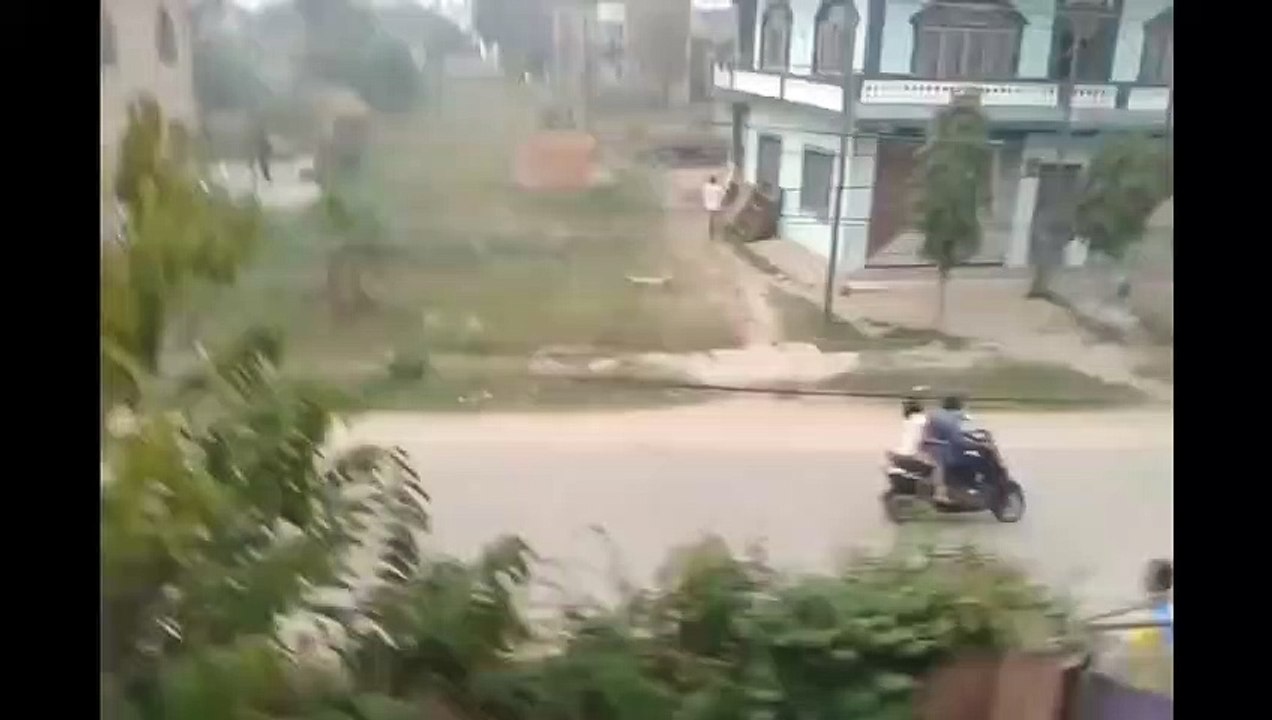 Grosse frayeur pour ces 2 hommes en scooter poursuivit par un rhinocéros