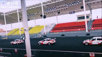 Ces cascadeurs réalisent des slaloms en drift entre des voitures... Incroyable
