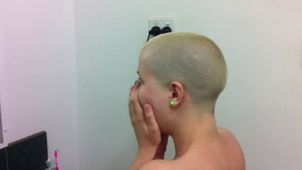 Elle se rase la tête et filme les 365 jours de repousse !