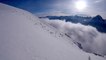 Un skieur hors piste déclenche une avalanche sur le flan d'une montagne !