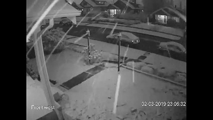 Il découvre qu'un homme bizarre regarde ses enfants par la fenêtre de sa maison !