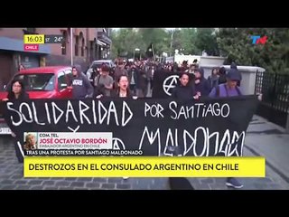 Destrozos en la embajada argentina en Chile por Santiago Maldonado