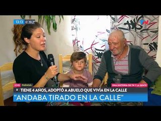 Tiene 5 años y adoptó a un abuelo que vivía en la calle