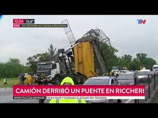 Camión derribó un puente en Autopista Riccheri