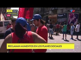 Piquete en Congreso con pelota y arcos de fútbol
