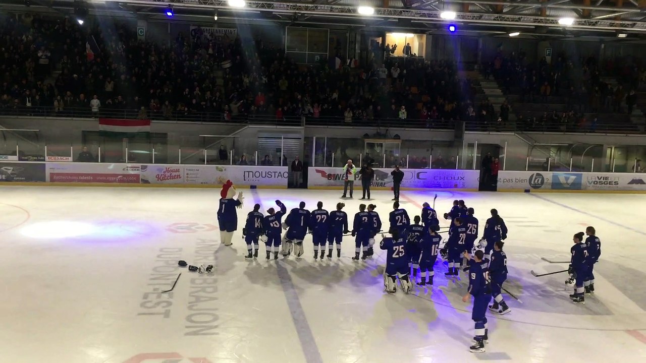 communion entre l'équipe de France féminine de hockey sur glace et les supporters d'Epinal