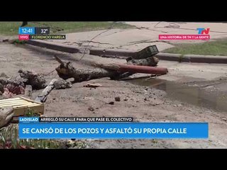 Se cansó de los pozos y asfaltó su propia calle