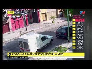 Así roban patentes de autos en la calle