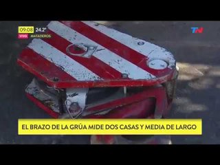 El brazo de una grúa aplastó una casa mientras instalaba una pileta