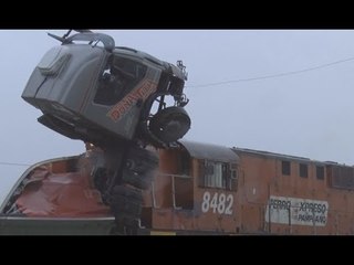 Chocó su camión contra un tren y se salvo