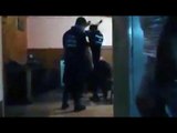 Policías filmados dando cinturonazos a un detenido