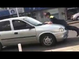 Quiso evitar un control y manejó 50 metros con el oficial de tránsito arriba del capó