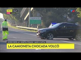 Escapó a un control, chocó y volcó en la autopista