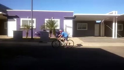 Manuel manejando mi bicicleta!