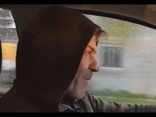 Repartiendo ropa encontró a la hermana del asesino de su padre