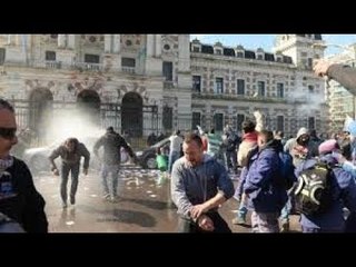 La Plata: Batalla campal frente a la Gobernación