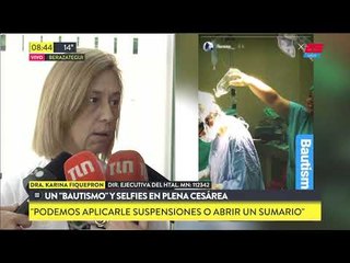 Un "bautismo" y selfies en plena cesárea