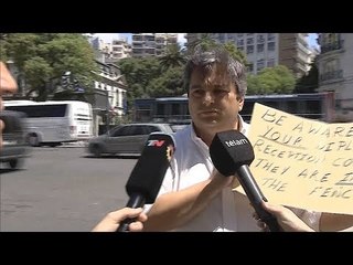 La curiosa protesta de un hombre sólo frente a la Embajada de Arabia Saudita