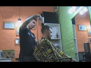 Peluquero solidario: corta el pelo a cambio de leche para donar