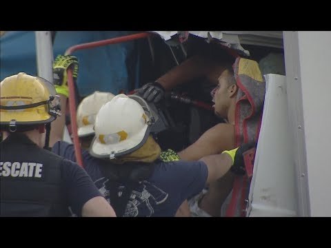 Choque de camiones en autopista Riccheri: un conductor atrapado