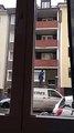 Un livreur monte sur le toit de sa camionnette et jette le colis dans le balcon