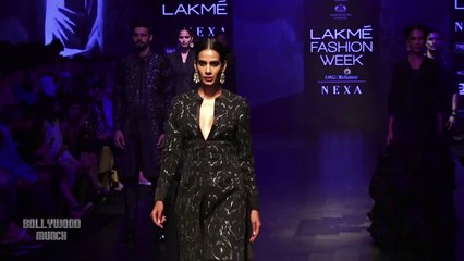 Télécharger la video: Ranveer Singh, Janhvi Kapoor & Anil Kapoor walks the ramp as ShowsTopper at Lakme Fashion Week 2019