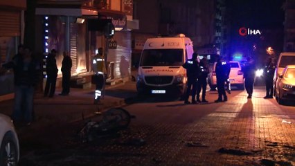 Avcılar’da kaza yapan motosiklet alev alev yandı, park halindeki 2 araç küle döndü