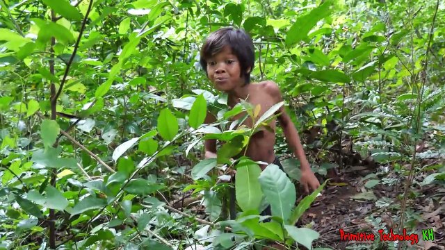 Primitive Technology - Eating delicious - Smart boy cooking pig head