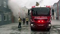 Şişli Endüstri Meslek Lisesi bahçesinde bulunan prefabrik atölyelerde yangın çıktı. İtfaiye ekipleri yangına müdahale ediyor