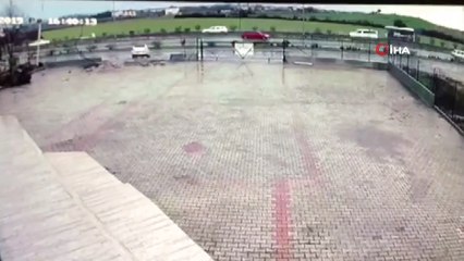 Duvara çarptı, 'bana mısın' demedi, düşen plakasını alıp böyle kaçtı