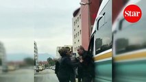 Bir kadın, dolmuş şoförünü tekme ve tokat atarak darbetti