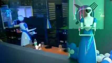 इस शहर में खुला पहला 'रोबोट रेस्टोरेंट', पूछते हैं रोबोट- सर क्या लेंगे?