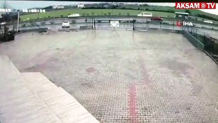 Duvara çarptı, ’bana mısın’ demedi, düşen plakasını alıp kaçıp gitti