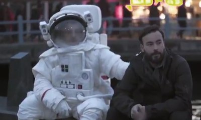 Astronot, İstanbul sokaklarında