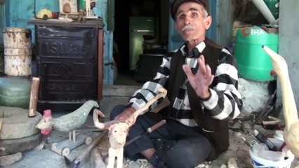 Doğadan topladığı atık ağaçları evinde sanat esine dönüştürüyor