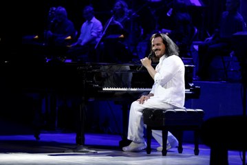 شاهد: الموسيقار العالمي ياني يتحدث العربية بحفله في السعودية