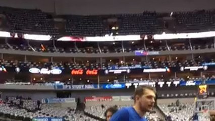 Luka Doncic con los más pequeños antes de un partido