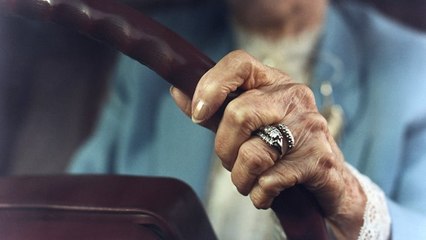 شاهد.. سيارة طائرة تقتحم مطعما وتتسبب في كارثة