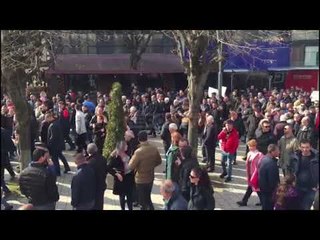 Protesta e PD-së në Korçë/ Demokratët me pankarta në duar, gjuajnë me vezë drejt Bashkisë