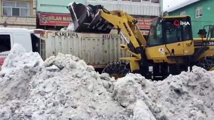 Karları kamyon kamyon taşıyorlar...Karlıova'da karla mücadele aralıksız devam ediyor