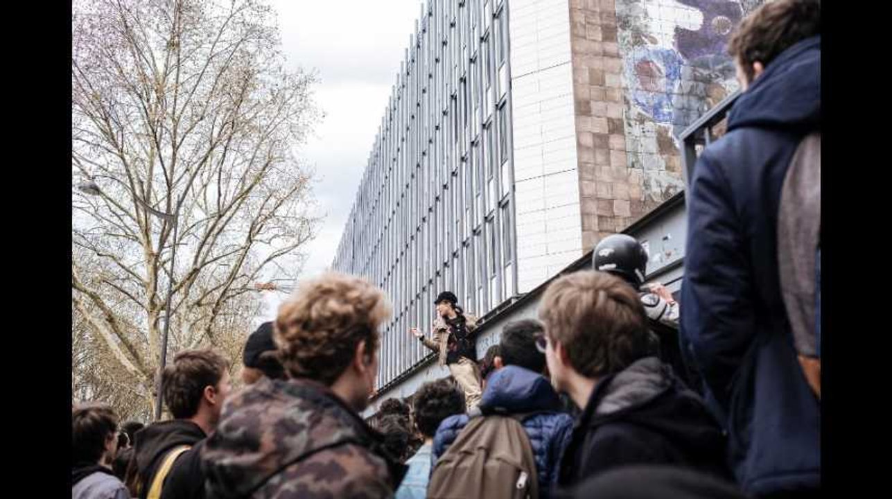 Pourquoi des étudiants français vont se mettre en "grève scolaire" chaque semaine