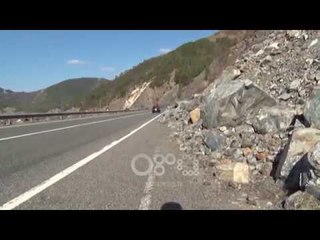 Ora News - Rrëshqitje gurësh në Rrugën e Kombit, rrezik për aksidente
