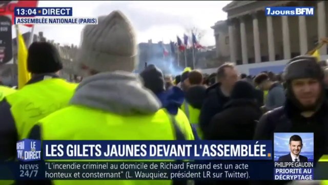 Gilets jaunes: des tirs de gaz lacrymogène lancés devant l'Assemblée nationale