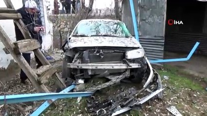 Yoldan çıkan otomobil, eve çarpıp bahçeye uçtu: 5 yaralı