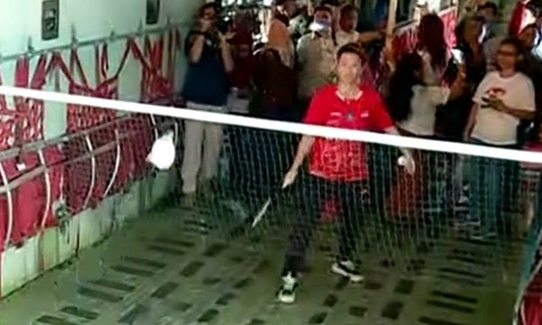 Joyflight Bersama TNI AU, Liliyana Natsir Main Bulu Tangkis di Ketinggian 17 Ribu Kaki