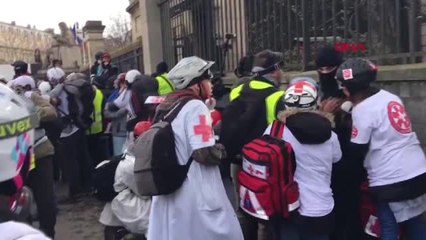 Dha Dış - Sarı Yelekliler Protestosunda Bir Eylemcinin Eli Koptu